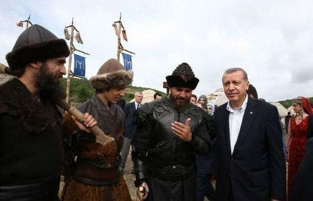  أبطال “قيامة أرطغرل “ضيوف على طائرة الرئيس أردوغان