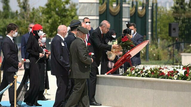  أردوغان يضع اكليلا من الزهور على نصب شهداء 15 يوليو