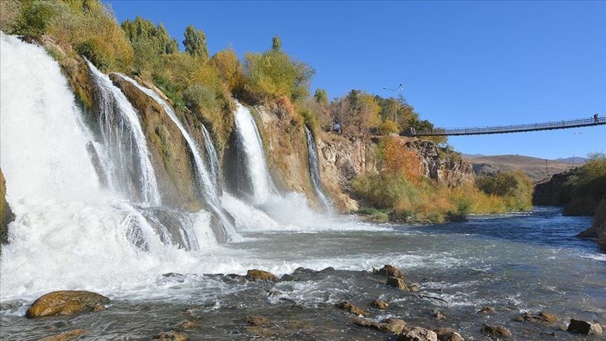  شلالات “مرادية” تكتسي بألوان الخريف في “وان” التركية