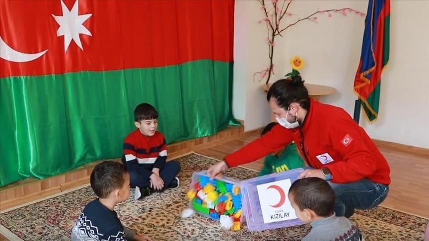  الهلال الأحمر التركي يوزع مساعدات على أيتام بأذربيجان