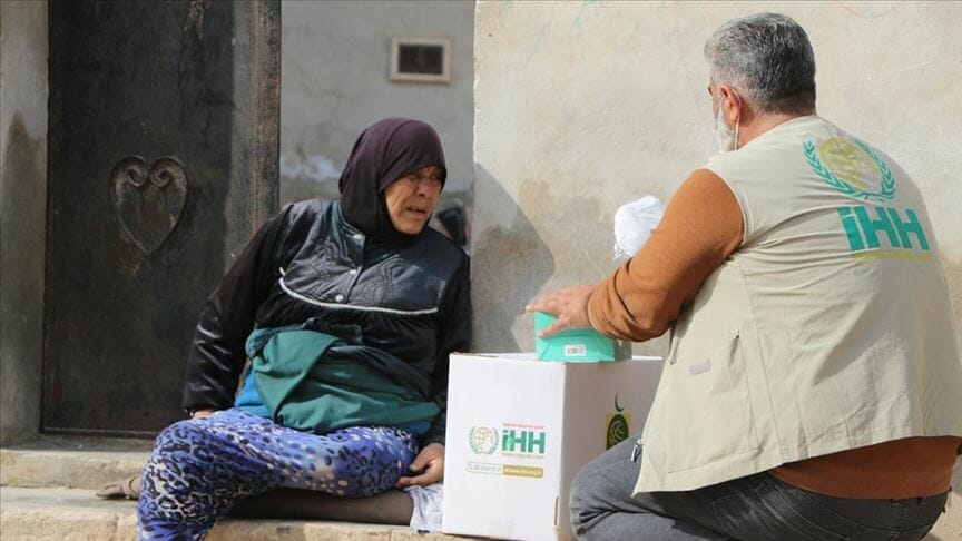  “الإغاثة” التركية توزع مساعدات غذائية لمخيمات إدلب