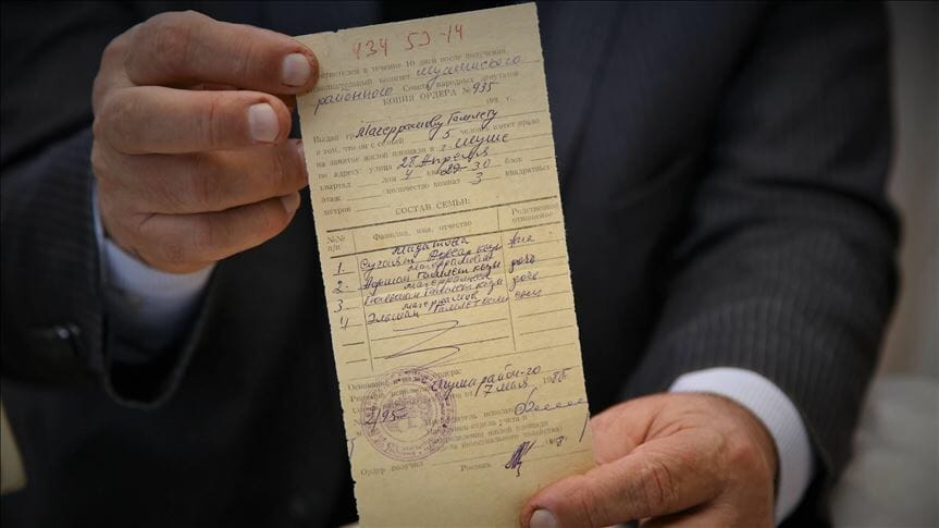  بعد 28 عاما.. سكان شوشة الأذربيجانية يخرجون وثائق ملكياتهم