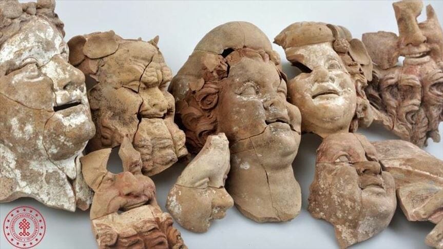  تعود لـ2000 عام.. اكتشاف تماثيل وأقنعة أثرية شمالي تركيا