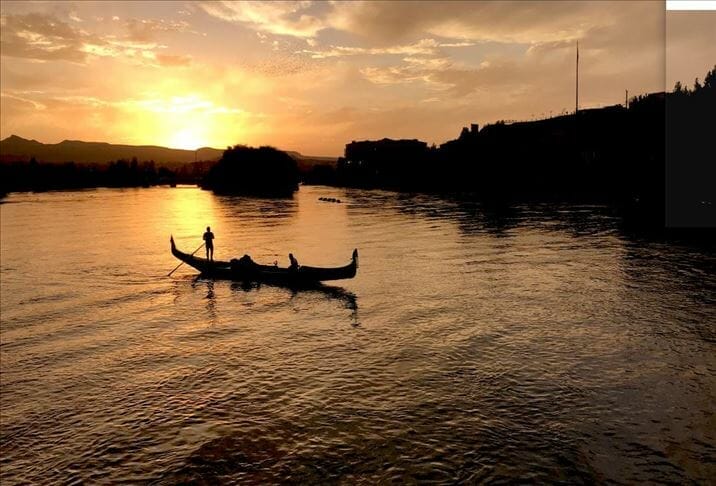  نهر “قيزيل إرماق” .. استمتاع برحلات الجندول في نوشهير التركية