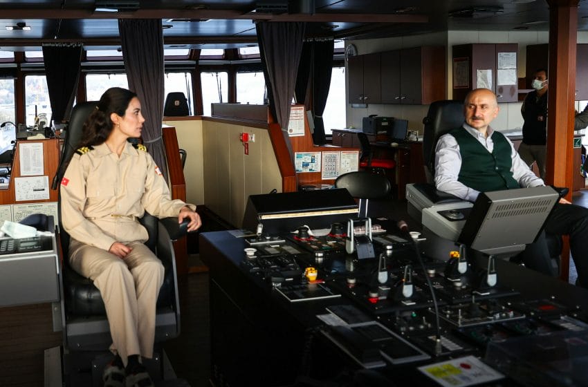  وزير النقل يزور أول سيدة تعمل قبطان سفينة