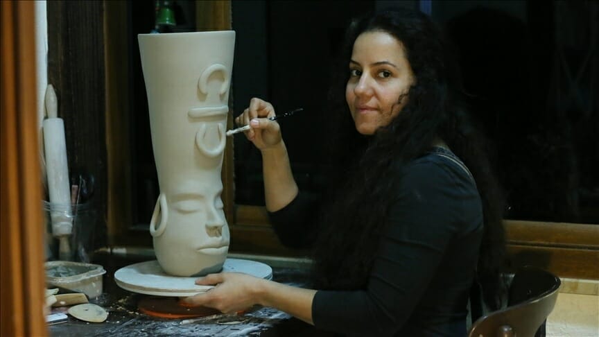  فنانة سيراميك تحول منزلها إلى ورشة جراء كورونا