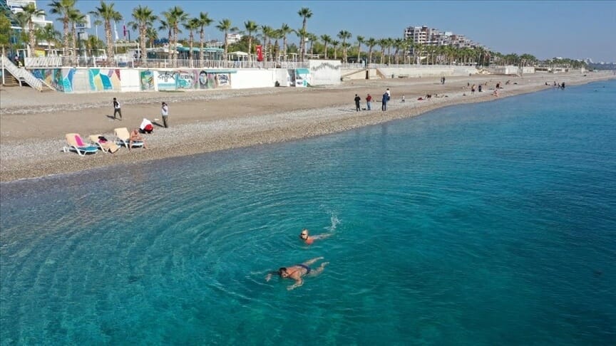  السياح الأجانب في تركيا يستمتعون بالشواطئ الفارغة