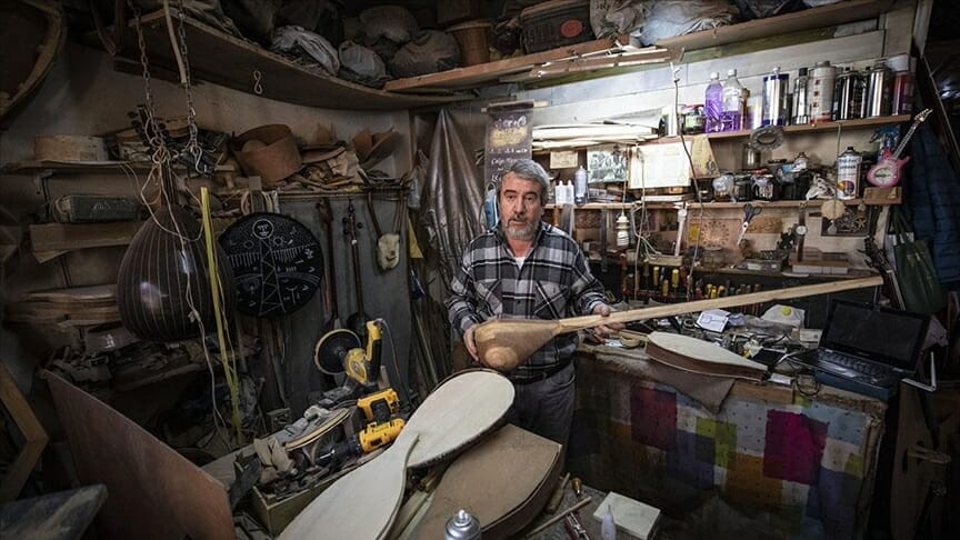  حرفي تركي يعيد إحياء 800 آلة موسيقية تراثية