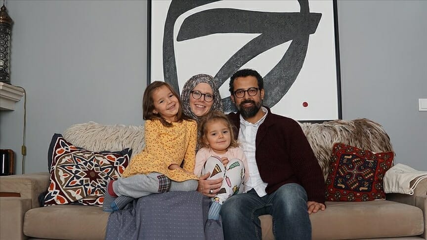  كندية مسلمة في اسطنبول تشرح الإسلام مع أطفالها الخمسة