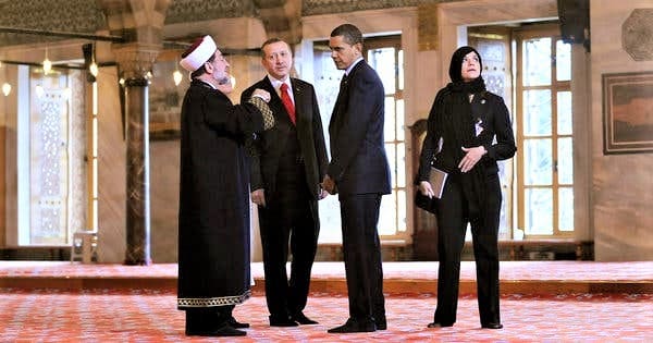 أوباما أثناء زيارته مسجد السلطان أحمد في مدينة إسطنبول