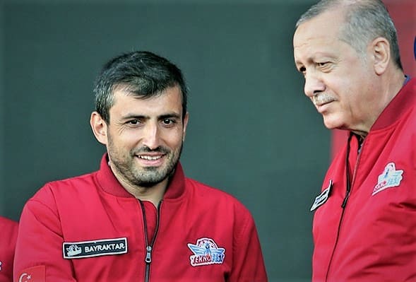 أردوغان مع سلجوق بيرقدار في مهرجان تكنوفيست الماضي