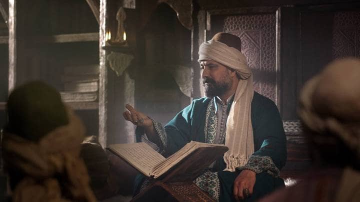بولنت إينال أثناء تجسيده دور البطولة في مسلسل حضرة مولانا جلال الدين الرومي
