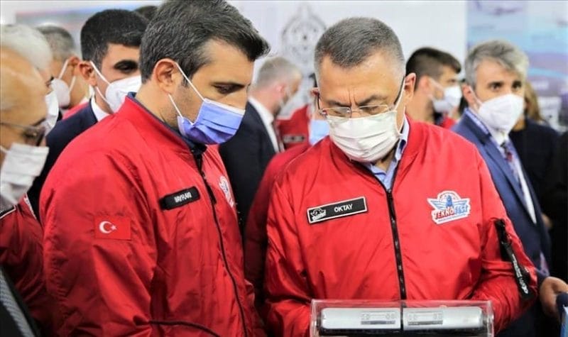 نائب الرئيس التركي مع سلجوق بيرقدار رئيس شركة بيكار ـ الصناعات الدفاعية التركية 