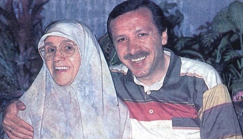  أردوغان يستذكر والدته الراحلة بكلمة.. أمي