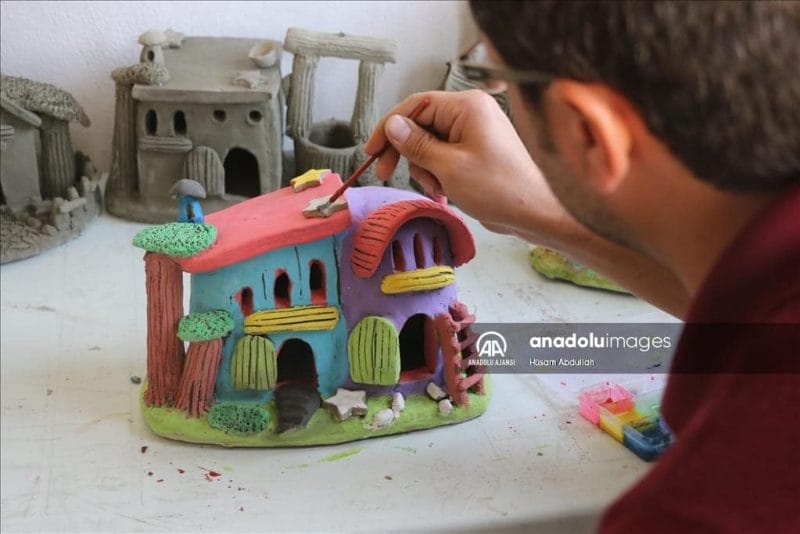 بحفنة تراب.. شاب سوري يصنع زخارف ملونة 