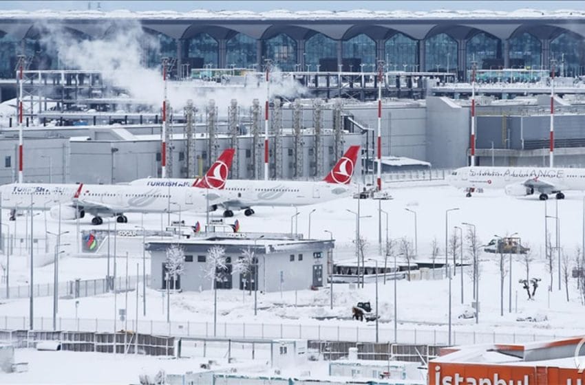  أزمة الثلوج.. عودة رحلات مطار إسطنبول تدريجيا إلى طبيعتها