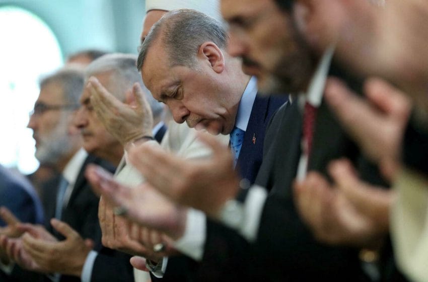 أردوغان يهنئ بليلة الرغائب وجوامع إسطنبول تحييها