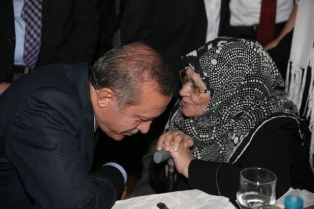 صورة تجمع الكاتبة الراحلة شعلة والرئيس التركي أردوغان