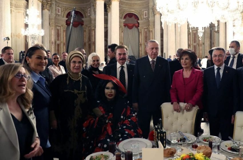  أردوغان مع فنانين أتراك في مأدبة إفطار رمضانية