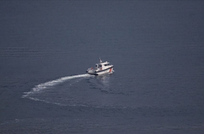 قوات الدفاع تحت الماء التركية تفكك لغم بحري