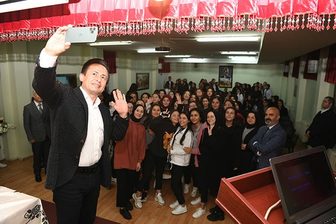  رئيس بلدية تركي يخصص يوم الشعب لحل مشاكل المواطنين