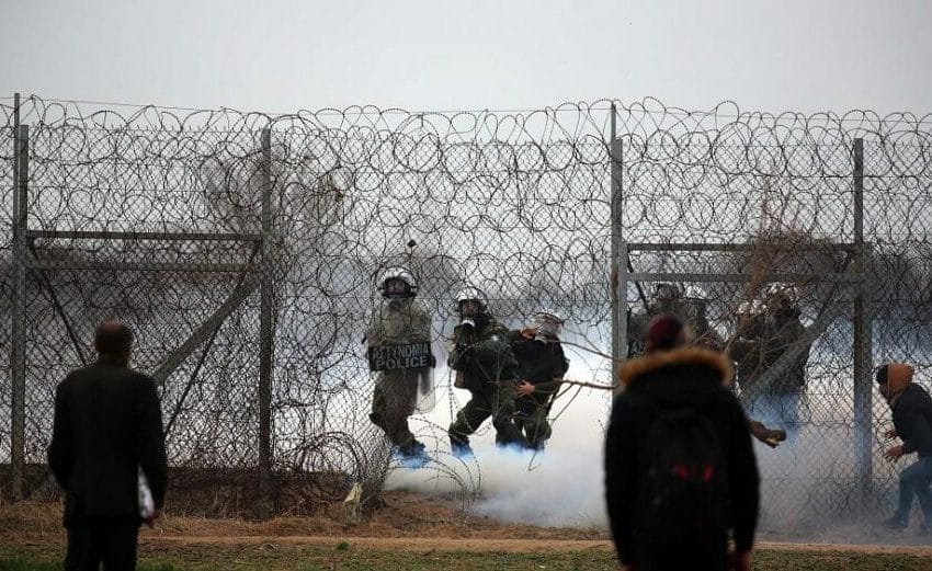  حرس الحدود اليوناني يهاجم بعنف لاجئين سوريين أثناء عبورهم الحدود