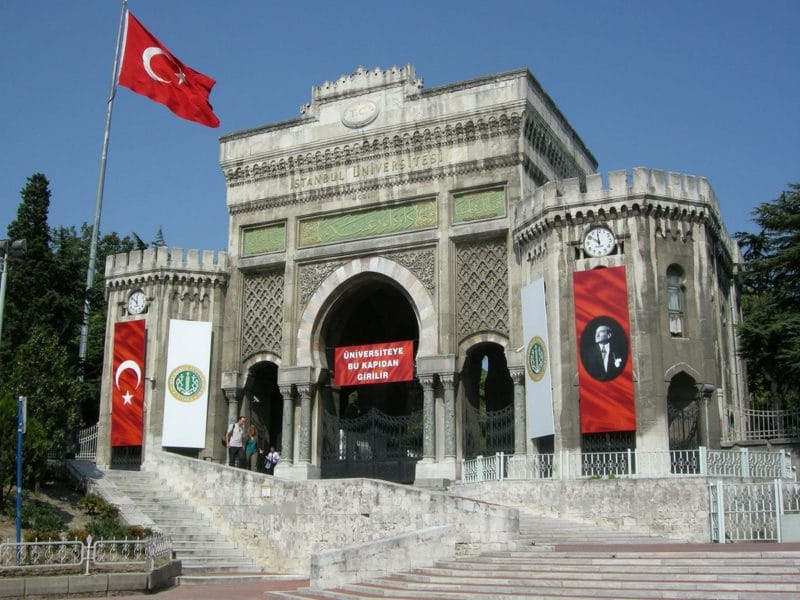 أهم المنح التركية الجامعية للطلاب الأجانب الراغبين بالدراسة في تركيا وشروط قبولها