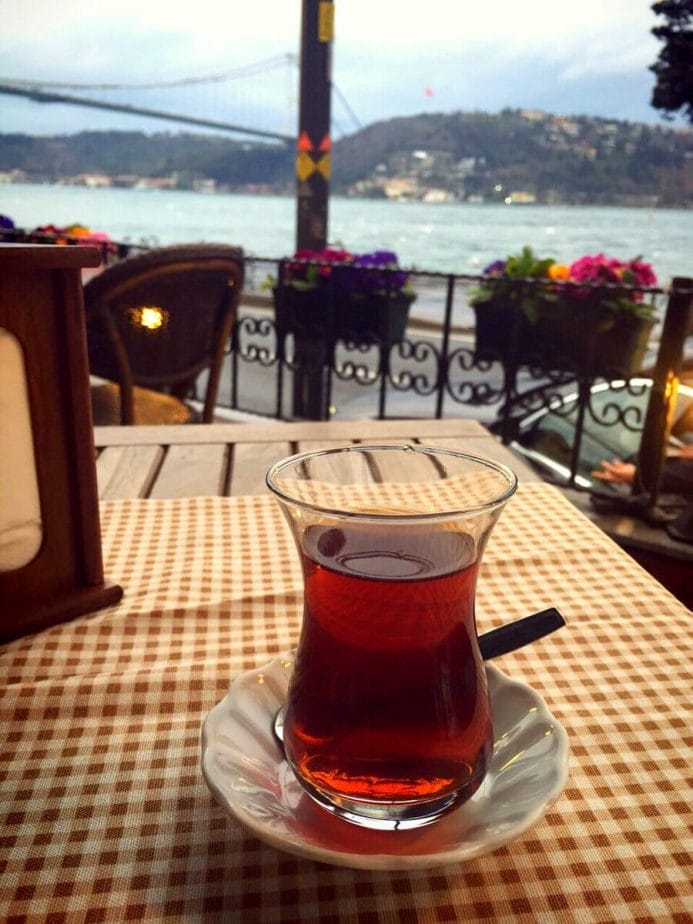 الشاي التركي بين العادات والموروثات وصديق جل المناسبات
